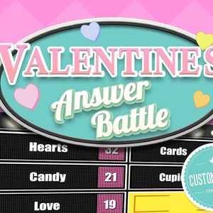 Puede incluir: Un tablero de juego con temática de San Valentín con una plantilla personalizable. El tablero tiene un título que dice "Valentine's Answer Battle". El tablero tiene tres filas con las siguientes categorías: Hearts, Candy y Love. Cada categoría tiene un número al lado. Los números son 32, 21 y 19. El tablero también tiene una sección para cartas y una sección para Cupido.