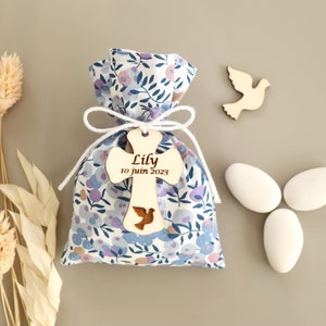 Ballotin à dragées Liberty violet pour baptême communion mariage, étiquette bois Croix motif colombe personnalisée