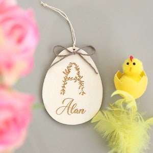 Ostereierhänger aus Holz mit floraler Initiale zum Personalisieren, Hängende Osterdekoration, Ostersackkorbanhänger