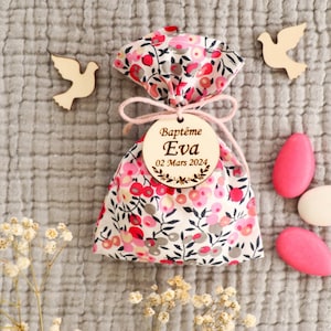 Ballotin à dragées Liberty rose pour baptême communion confirmation, pochon étiquette en bois personnalisée forme au choix, Cadeau invités