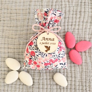 Ballotin à dragées Liberty rose pour baptême communion mariage, étiquette bois ronde motif colombe personnalisée, Cadeau invités