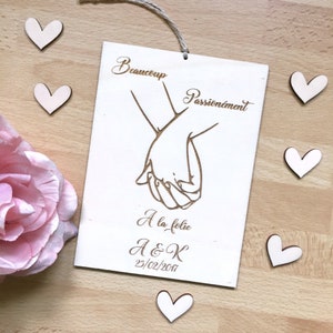 Affichette carte en bois Mains enlacées à graver avec prénoms Cadeau couple St Valentin Anniversaire mariage image 1