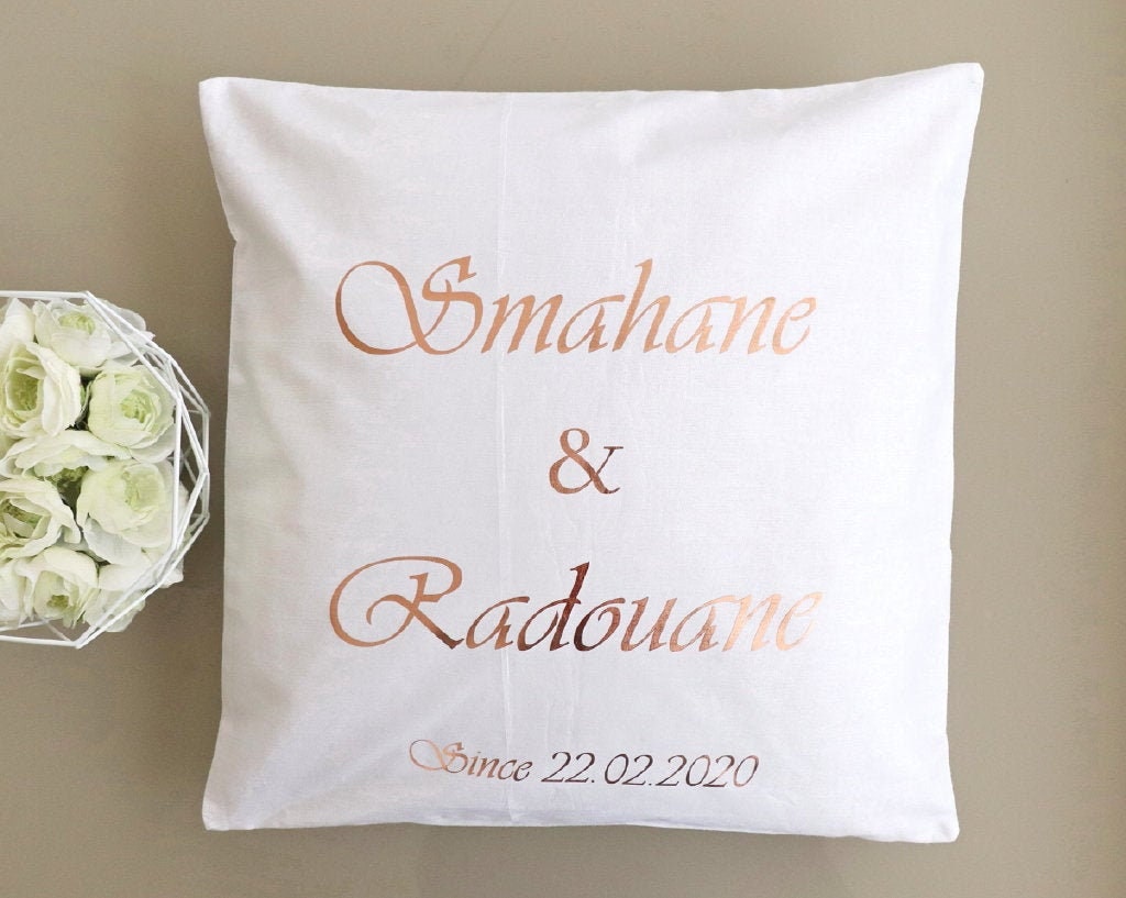 Le Coussin Des Mariés Personnalisable avec Prénoms et Date Cadeau de Mariage d'anniversaire Pour Cou