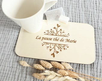 Petit plateau planche en bois « Fleurs en cœurs » personnalisable au choix Planche à découper Cadeau maman papa marraine maitresse