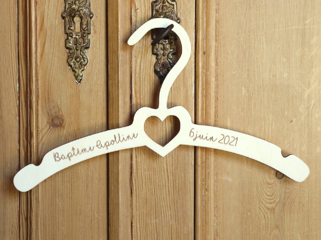 Cintre Bébé en Bois Personnalisé Coeur Cadeau Naissance Baby Shower