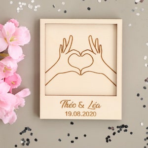 Carte en bois gravé à personnaliser Modèle Mains en cœur Cadeau couple St Valentin Fête des mères