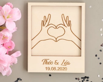 Carte en bois gravé à personnaliser Modèle Mains en cœur Cadeau couple St Valentin Fête des mères