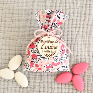Ballotin à dragées Liberty rose pour baptême communion mariage, étiquette bois Ronde motif feuillage personnalisée