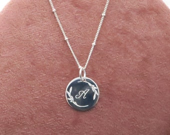 Collier pendentif lettre personnalisé, collier initiale fleur délicate, collier floral personnalisé, cadeau pour maman et fille | Rempli d'or 18 carats 15 mm