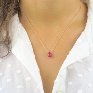 Collier à pendentif goutte de rubis - or rose, chaîne réglable, pierre de naissance juillet