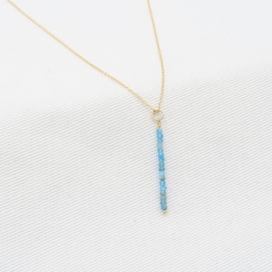 Collar de apatita bañado en oro de 14 quilates: delicado colgante de barra vertical, piedra preciosa azul, hecho a mano. imagen 1