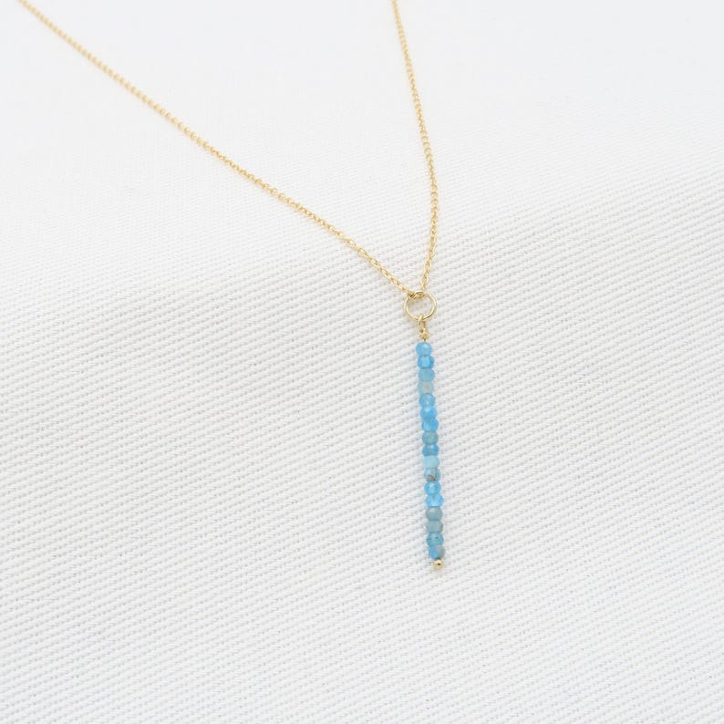 Collar de apatita bañado en oro de 14 quilates: delicado colgante de barra vertical, piedra preciosa azul, hecho a mano. imagen 1