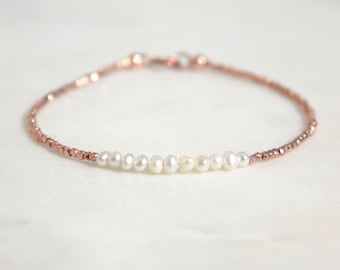 Parelarmband in rose goud witte parel kralen armband • kleine echte parel armband gouden delicate armband • rose goud kleine brace