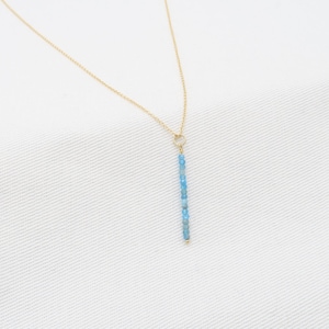 Collar de apatita bañado en oro de 14 quilates: delicado colgante de barra vertical, piedra preciosa azul, hecho a mano. imagen 2
