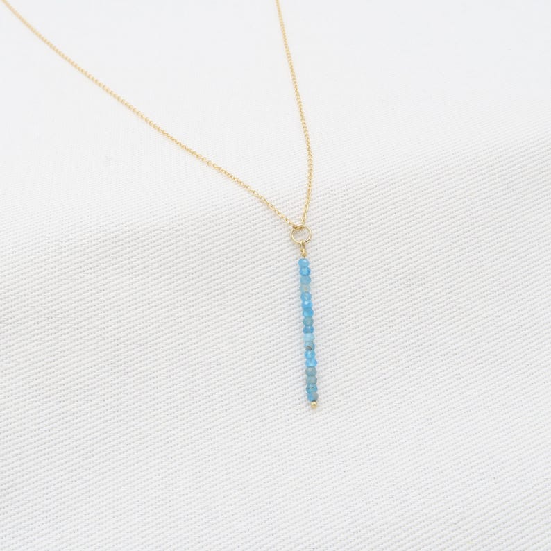 Collar de apatita bañado en oro de 14 quilates: delicado colgante de barra vertical, piedra preciosa azul, hecho a mano. imagen 2