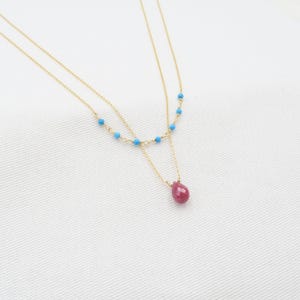 Collana a strati in oro turchese e rubino: pietre preziose autentiche, incastonate in oro 14 carati