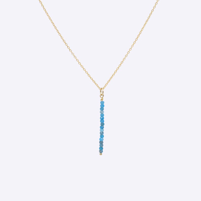 Collar de apatita bañado en oro de 14 quilates: delicado colgante de barra vertical, piedra preciosa azul, hecho a mano. imagen 3