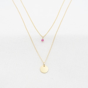 Collar con disco de oro en capas y rubí: cadena doble bañada en oro de 14 quilates