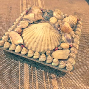 Victorian - Antique &quot;Sailor&#39;s Valentine&quot; shell box