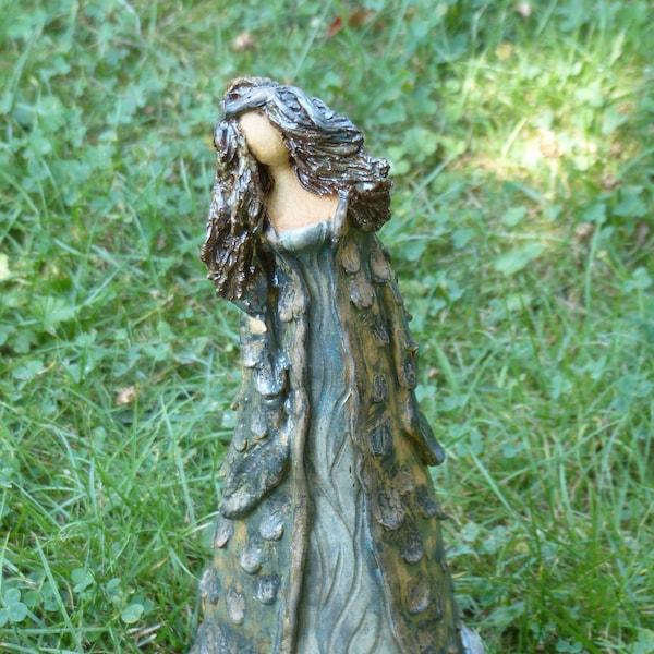 Déesse en céramique magique et enchanteresse "Maîtresse dans la forêt printanière" figure d'autel énergique jardin lieu préféré cadeau Wiccan modelé à la main