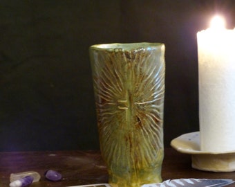 Magischer Becher Pokal Keramik  Ritualbecher Grün und Bronze mit  Oghamzeichen "Duir" Eiche handmodelliert, Einzelstück