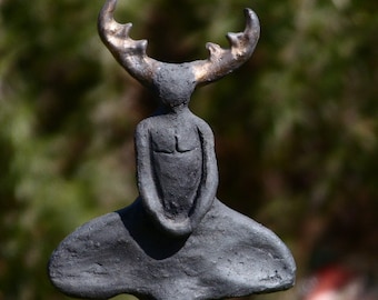 Hirschgott "Cernunnos" mystische Keramikfigur handmodelliert