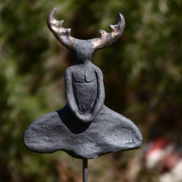 Hirschgott "Cernunnos" mystische Keramikfigur handmodelliert