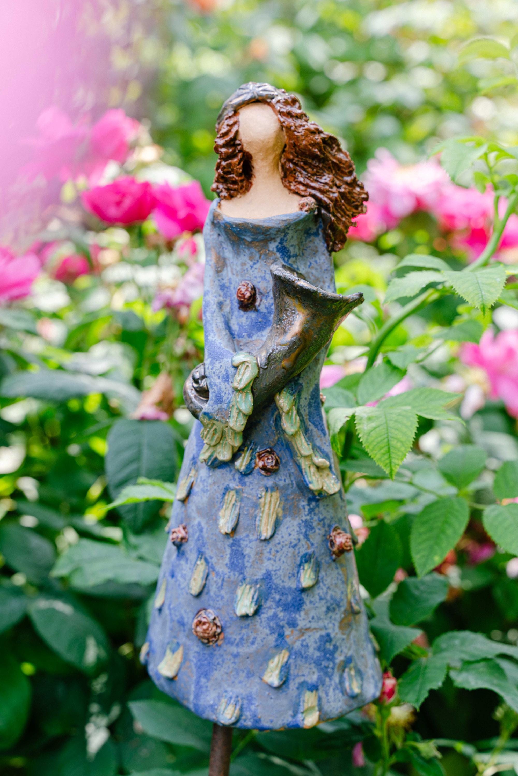 Sommergöttin Keramik Figur mit Füllhorn – Garten Deko Skulptur handgemacht – Blüten Göttin Statue – Unikat für draußen