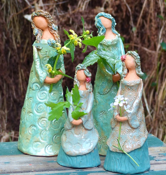 Handmodellierte Keramik Pflanzenfee – Zauberhafte Gartenfigur für drinnen & draußen – Magische Deko fürs Blumenbeet – Feenskulptur Unikat