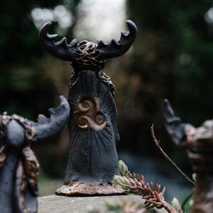 Cernunnos-figuur, Keltische god, magisch energiek, met de hand gemodelleerd keramiek - klein en praktisch voor altaar- en natuurrituelen, heidense kunst, Wicca, uniek stuk