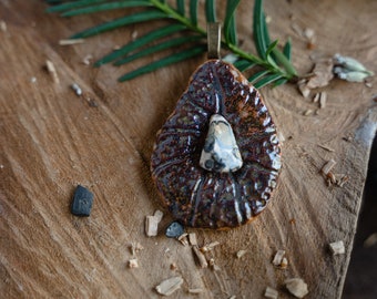 magischer Anhänger Keramik mit Baumwollband "Zauberwald-Jaspis" mit Jaspis, magischer Schmuck, Amulett, Ritualschmuck, handmodelliert