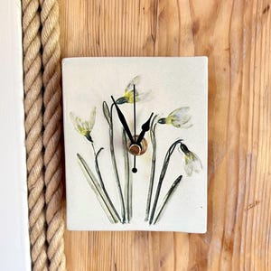 Handgjord keramisk snödroppar med avtryck, liten skrivbords- eller väggklocka, minimalistisk naturdekor