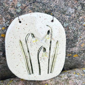 Keramik-Wandbehang mit Schneeglöckchenmotiv, handgefertigte botanische Fliese, Wanddekoration im Cottagecore-Stil