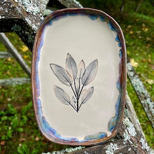 Servierplatte aus Steingut mit botanischem Salbeiblatt-Motiv, handgefertigtes Keramiktablett, herbstliche Tischdekoration