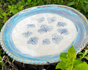 Assiette de service en céramique, grand plateau en grès, art botanique, décoration d'intérieur, cadeau pour les amateurs de plantes, plateau décoratif fait main, feuilles de fraisier