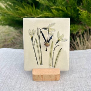 Reloj de cerámica hecho a mano con estampado de campanillas de invierno, pequeño reloj de escritorio o de pared, decoración minimalista inspirada en la naturaleza.