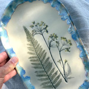 Grote serveerschaal van steengoed, botanisch keramisch dienblad met wilde planten, handgemaakte aardewerken decoratieve schaal