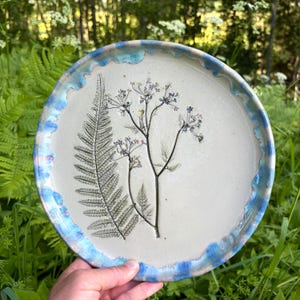 Serveerbord van aardewerk, decoratieve keramische schaal, handgemaakt botanisch dienblad