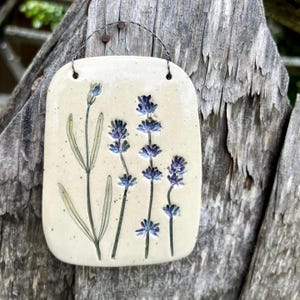 Handgemaakte keramische wandtegels met botanisch thema – rustieke, op de natuur geïnspireerde decoratie