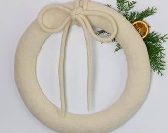 Corona con lazo de 50 cm, con detalles en blanco, verde, azul o marrón. Hecha a mano en Canadá.