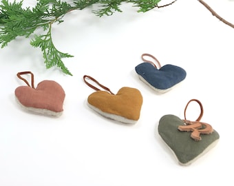 Adorno navideño de lino con forma de corazón / Decoración escandinava hecha a mano