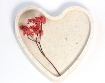 Decorative Heart Plate: Decorative Jewellery Tray, Cosmetics Dish, and Candle Holder – Perfect Valentine's Day Gift