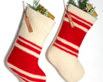 Media navideña de lana personalizada: estilo escandinavo rojo y blanco, con etiqueta personalizada, hecha a mano en Canadá.