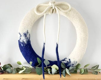Corona de lana escandinava – Lazo de fieltro azul hecho a mano, decoración navideña