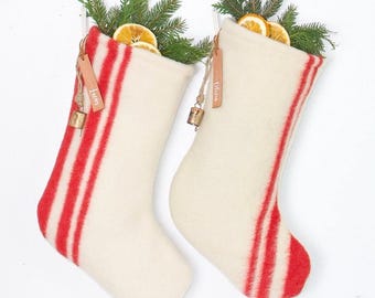Media navideña de lana hecha a mano: etiqueta con nombre personalizada, rayas verticales rojas y blancas.