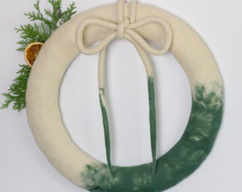 Corona navideña moderna: hecha a mano en lana blanca con lazo de fieltro azul, 50 cm, diseño escandinavo