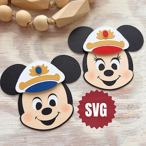 Könnte beinhalten: Zwei Mickey-Mouse-förmige Ausschnitte mit Kapitänsmützen. Eine Mütze ist weiß mit einem goldenen und blauen Design, die andere ist weiß mit einem goldenen und roten Design. Die Ausschnitte haben schwarze Ohren, lächelnde Gesichter und das Wort "SVG" auf einem roten Stern.