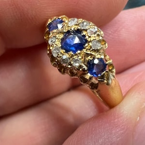 Super cute 18k ct carat gold Victorian antique cornflower blue sapphire and old cut diamond daisy cluster cocktail gemstone ring size M