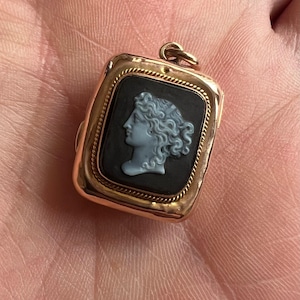 Victorian Banded Onyx Hardstone Cameo Gold Locket Pendant