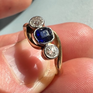 Antique art deco sapphire old mine old cut diamond trilogy 3 stone ring 18k ct carat gold cushion cut deep blue sapphire
